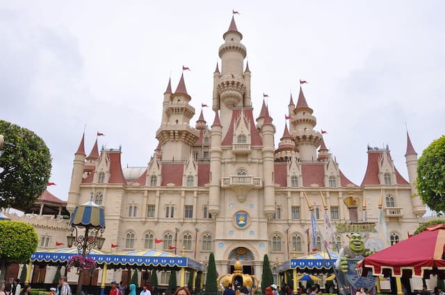 South East Discovery 8 Singapore Malaysia with 2 Nights Cruise