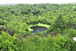 CRATER OF THE TROU AUX CERT