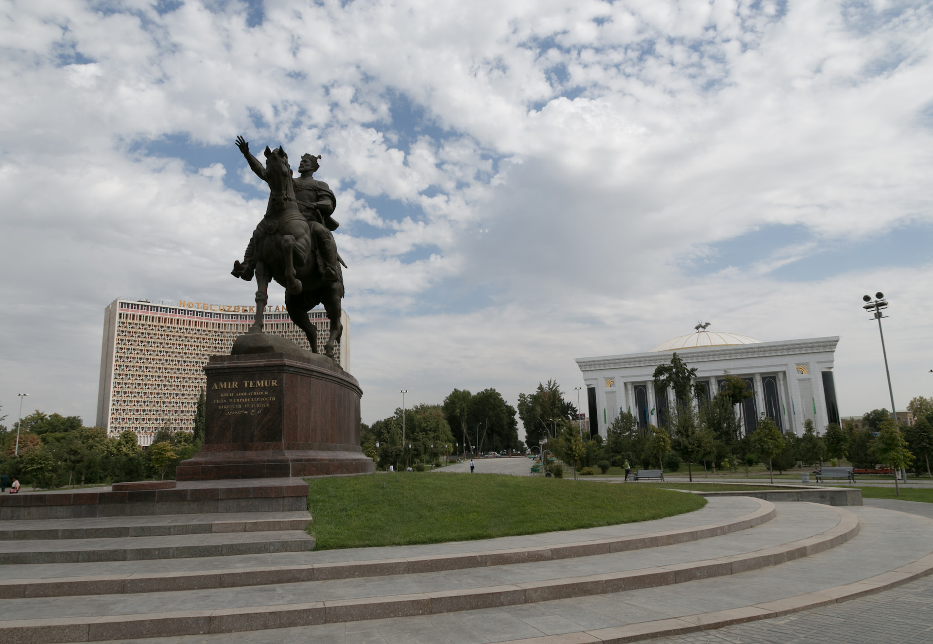 Amir Temur Square 