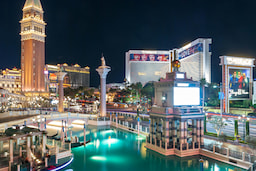 Walking tour of Las Vegas strip