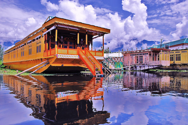 Stay in a gorgeous houseboat