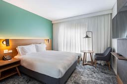 Holiday Inn Express & Suites Queenstown, an IHG Room