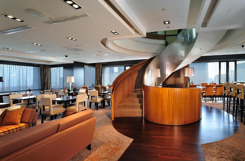 Peninsula Excelsior Hotel - Lobby Area