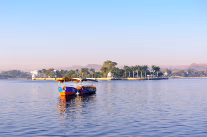 Enjoy Boating At Fateh Sagar Lake In Udaipur