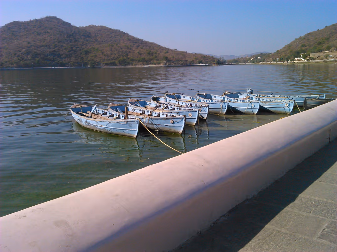 Go speed boating at Fatehsagar lake