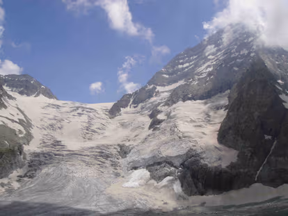 Trekking to Kolahoi Glacier