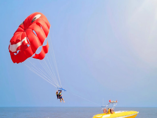 Try Parasailing At Calangute Beach In Goa - 1