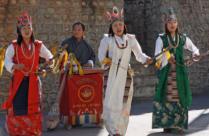 Enjoy A Live Performance Of Khuju Luyang