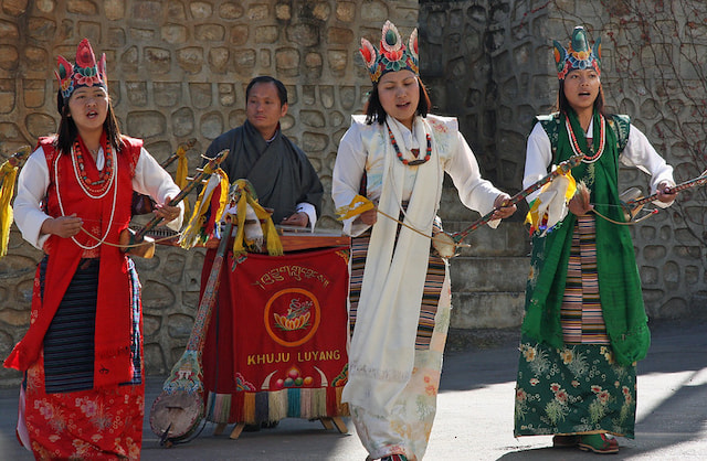 Enjoy A Live Performance Of Khuju Luyang
