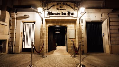 Learn about the wine history at 5 squares Charles Dickens