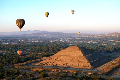 Take a balloon ride in Teotihuacán