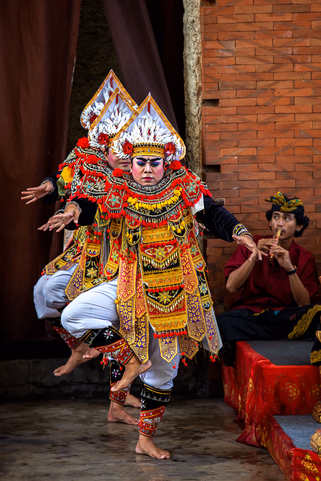 Watch The Traditional Kandyan Dancing