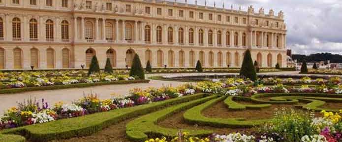 Versailles Palace : A French Royal Residence