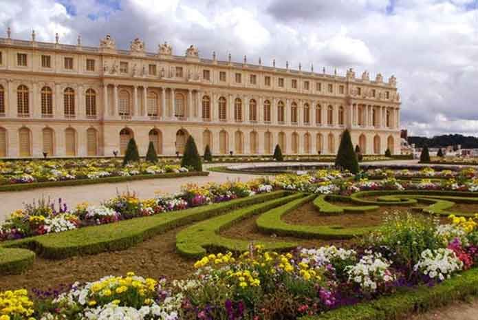 Versailles Palace : A French Royal Residence