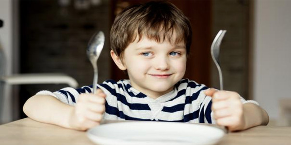 kid_dinner_fork_472493478