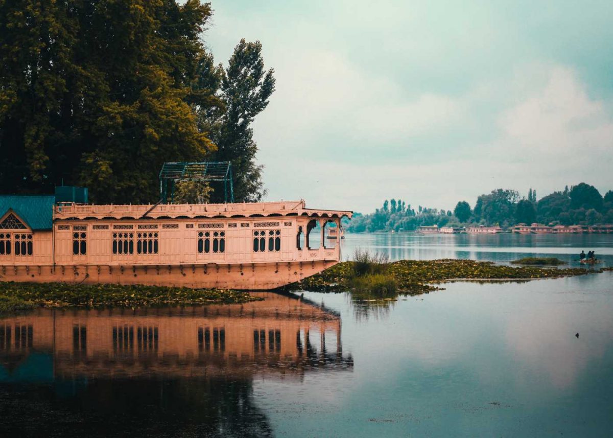 Experience Houseboats in Kashmir: A Journey to Remember! Experience Houseboats in Kashmir: A Journey to Remember!